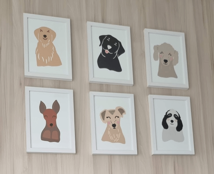 Uma foto de um conjunto de 6 quadros. Cada um com a cabeça de um cachorro ligado ao autor. São peças autoriais produzidas por Juliana Dabague.