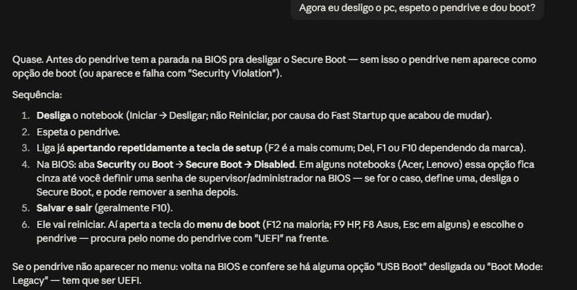 Resposta do Claude explicando em seis passos como desligar o Secure Boot na BIOS para conseguir dar boot pelo pendrive: desligar o notebook, espetar o pendrive, apertar a tecla de setup, ir em Security ou Boot, desabilitar o Secure Boot, salvar e sair