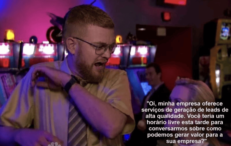 Meme: homem de óculos e gravata num fliperama, com cara de incômodo, enquanto alguém ao lado diz "Oi, minha empresa oferece serviços de geração de leads de alta qualidade. Você teria um horário livre esta tarde para conversarmos sobre como podemos gerar valor para a sua empresa?"